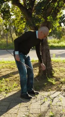 Adam Parktaki Ağaçlardan Düşen Dalları Aldı. 