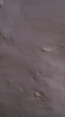 Küçük eski kilisenin içinde yürüyen bir kadın. .