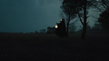 Cadılar Bayramı Gecesi Bir Adam Perili Ormanın Yakınındaki Karanlığı Arıyor.