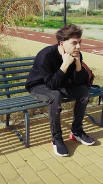 Gün boyunca parktaki bankta kızgın ve stresli bir adam. . 