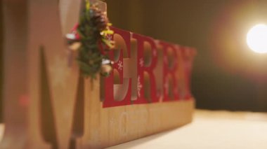 Bir odada hediyeler ve Noel büyüsü.