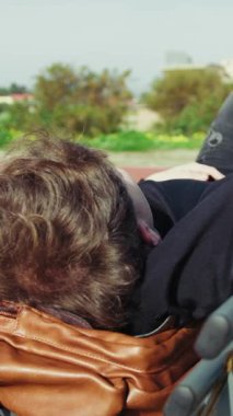 Adam işten sonra parkta dinleniyor. .