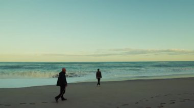 İki Uzaktaki Adam Zihinlerini Rahatlatmak İçin Fırtınalı Dalgaların Yakınına Yürür.