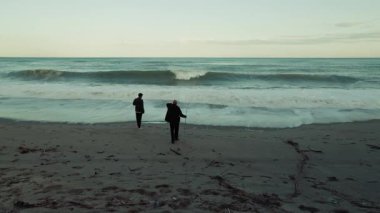 İki Kişinin Silueti Tabiat Fırtınalı Okyanus Dalgaları 'na hayran..