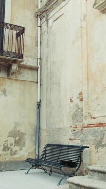 Eski Şehir Binalarını Eski Kamera ile Çeken Kadın . 