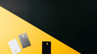 Kara Cuma fotokopi alanı için sarı ve siyah arka plan ve ödeme kartları.