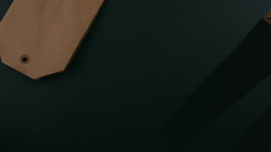 Kara Cuma satış tabelası ve ödeme kartları dükkan masasına geliyor..