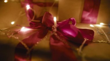 Noel ağacının altında kutulu kırmızı fiyonk.