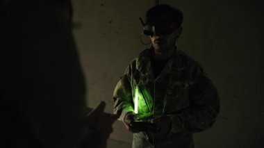 Askeri FPV İHA Pilotları Bir Sığınağın İçinde Bombalamaya Hazırlanıyor.