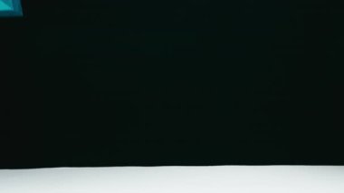 Kara Cuma satışları sırasında zarflar yukarıdan masaya düşüyor..