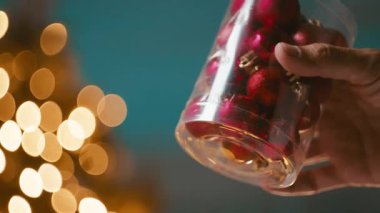 Masada renkli kırmızı toplarla Noel süslemeleri hazırlamaya başlayın..