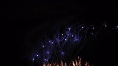 İtalya 'da yeni yıl arifesinde renkli havai fişek gösterisi.