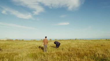 Baharda Açık Arazide Topla Oynayan İki Adam.