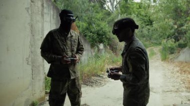 Askeri İHA Pilotları Savaş sırasında Hedefe Bombalarla Vurduktan Sonra Kutlama Yaptı.