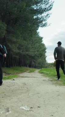 Yaşlı Baba, Oğluyla Bulutlu Gün Doğa Parkı 'nda Yürüyor.