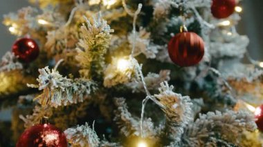 Kırmızı ışıkları ve beyaz karlı dalları olan Noel ağacı.