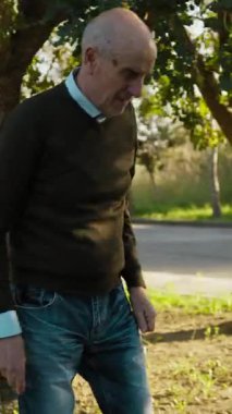 Adam Düşmüş Dalları Toplayarak Parktaki Yolu Temizliyor.