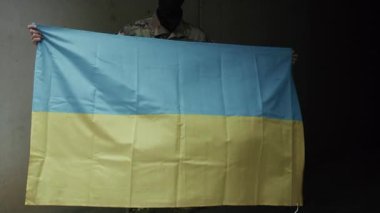 Ukrayna Askeri Sığınağın İçinden Bayrak Sallıyor.