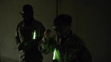 İki asker savaş uçaklarını uçurmaya hazır olun..