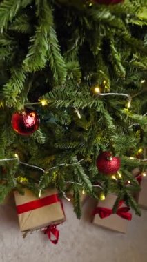 Gece Işıklı Noel Ağacındaki Kırmızı Toplar.