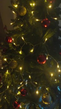 Işıklar ve kırmızı toplar evdeki Noel ağacında.