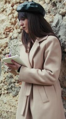 Fransız Kadın Şair Küçük bir İtalyan Kasabasında Fikir Yazıyor . 