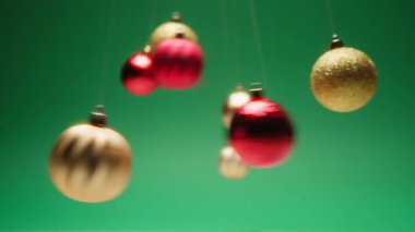 Büyüleyici Noel Balosu Sarkaçları Yeşil Arkaplanda Sallanıyor.