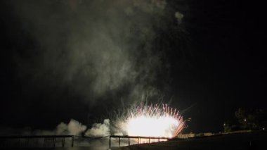 Gece Yeni Yıl Kutlaması İçin Şehrin Üzerindeki Havai fişekler.