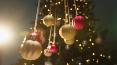 Büyüleyici Noel Balosu Sarkaçları Ağacın Önünde Sallanıyor.
