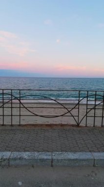 Romantik Günbatımında Denize Bakan Balkon Tırabzanı.