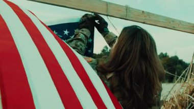 Amerikan askeri, ölen askerlerin anısına bir kulübede bayrak hazırlıyor..