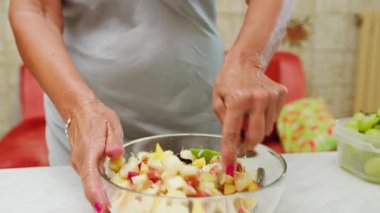 Sicilyalı kadın meyve salatası hazırlıyor, tipik yemek..