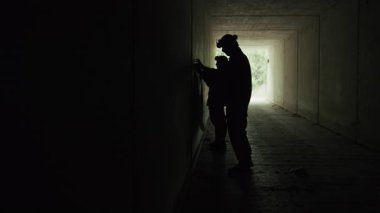 Savaş sırasında gizli bir sığınağa sığınan askerlerin siluetleri..