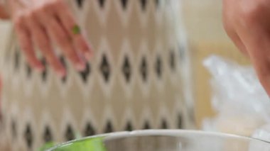 Tipik bir Sicilya yemeği hamuru için ellerinizle fesleğen kesiyorsunuz..