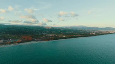 Günbatımından sonra dinlenen plaj Akdeniz 'in havadan görünüşü.