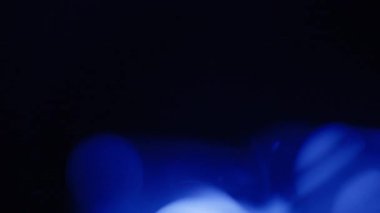 Ambülans ışıkları sızıyor Siyah üzerine mavi ve beyaz renkler.