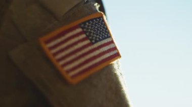 Anma Günü Kutlamalarında Bir Askerin Amerikan Bayrağı.