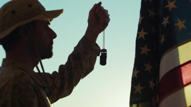 Anma Günü için künyeli bir askerin silueti..