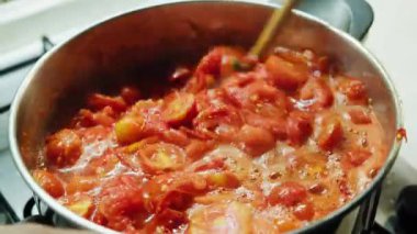 Kavanozda kırmızı kabuklu domates pişirmek..