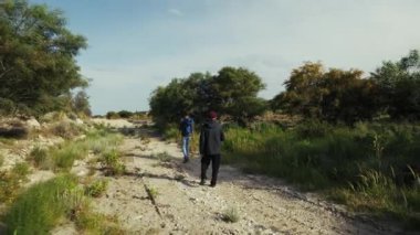 Erkek Kaşifler Kuru Nehir Yolu 'nda Yürür.