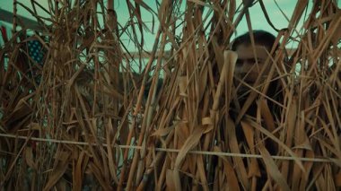 Terk edilmiş bir kulübede Amerikan askeri düşmanın saldırmasını ve izlemesini bekliyor.