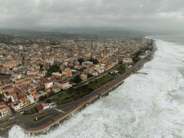 İklim değişikliği tsunamisi kıyı şeridini, binaları, fırtına dalgası hava manzarasını yok eder..