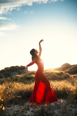 Kırmızılar içinde dans eden kadınların özgürlük kavramı.