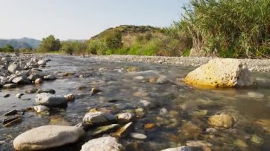 Sicilya 'da küçük bir nehir yazın kayaların arasında akar..
