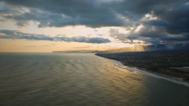 İtalya 'nın Calabria plajı yakınlarındaki Akdeniz, gün batımında Hiper Hata.