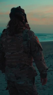 Amerikan askeri gece vakti okyanusa doğru yürür..