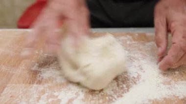 Tahta kesme tahtasındaki tipik İtalyan makarnası için un ve su hamuru.