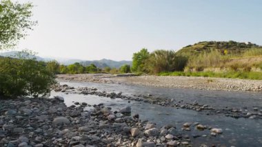 İtalya 'da rahatlatıcı bir bahar manzarasında bir su akıntısı.