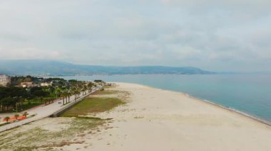 Baharda Soveratos boş plajı turizm sezonu için hazır..