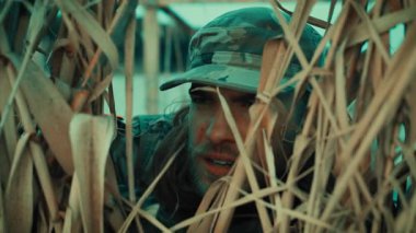 Amerikan askeri kumsaldaki sazların arkasından casusluk yapar ve düşmanı görür..